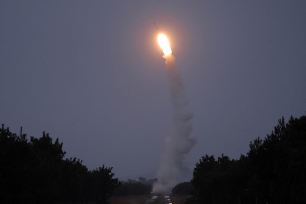 KUZEY KORE, YENİ GELİŞTİRİLEN UZUN MENZİLLİ UÇAKSAVAR FÜZELERİNİN İLK DENEMESİNİN BAŞARILI BİR...