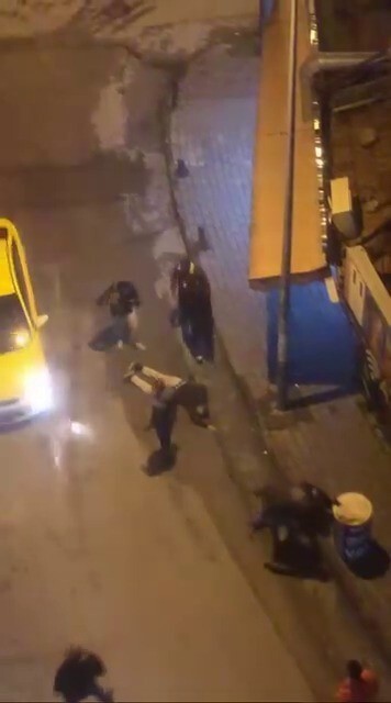 LAF ATTIĞI KİŞİLER TARAFINDAN BÖYLE DARP EDİLDİ… DÖVMEKLE YETİNMEDİLER, YERDE...