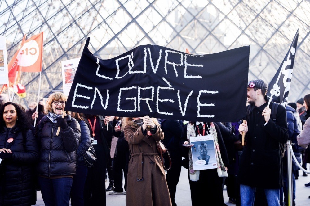 LOUVRE MÜZESİ ÇALIŞANLARI, PERSONELİN MAAŞ VE ÇALIŞMA ŞARTLARI İLE İLGİLİ ŞİKAYETLERİNİ GEREKÇE...