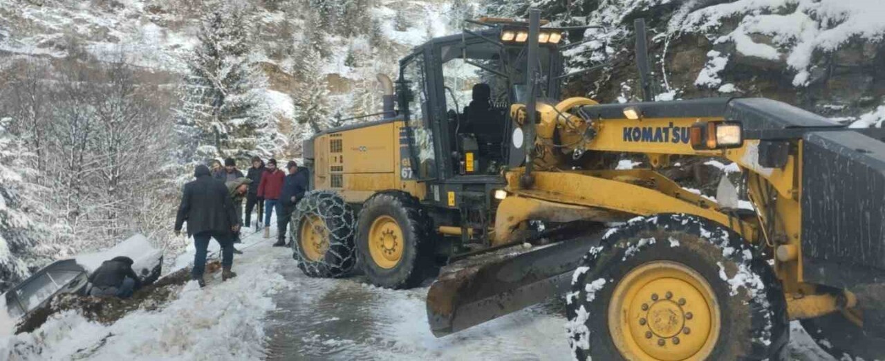 MAÇKA'NIN ÜÇGEDİK MAHALLESİ’NDE KAR NEDENİYLE KAYARAK YOLDAN ÇIKAN BİR ARAÇ, BÜYÜKŞEHİR...