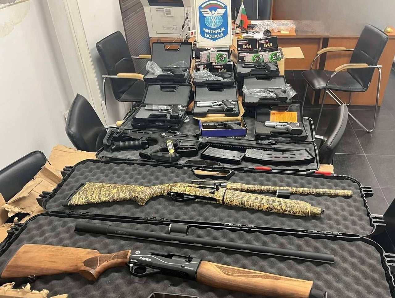 MAKEDON PLAKALI VOLVO MARKA BİR TIRDA YAPILAN KONTROLLERDE, 3 ADET YİVSİZ AV TÜFEĞİ, 20 ADET GAZ...