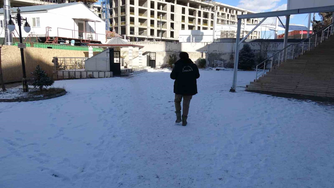 MALATYA'DA BİR CAMİNİN TUVALETİNDE BAYGIN HALDE BULUNAN GENÇ HASTANEYE KALDIRILDI. GENCİN HAYATİ...