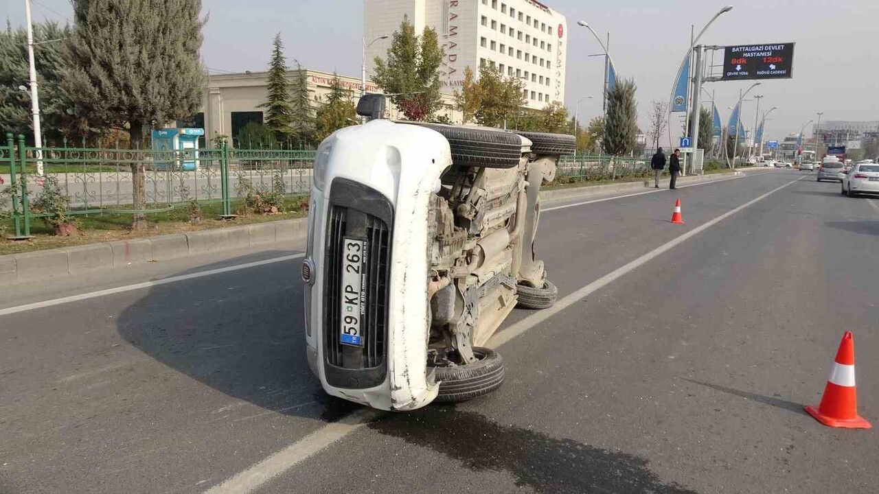 MALATYA'DA HAFİF TİCARİ ARAÇ İLE OTOMOBİLİN ÇARPIŞTIĞI KAZADA 3 KİŞİ YARALANDI.