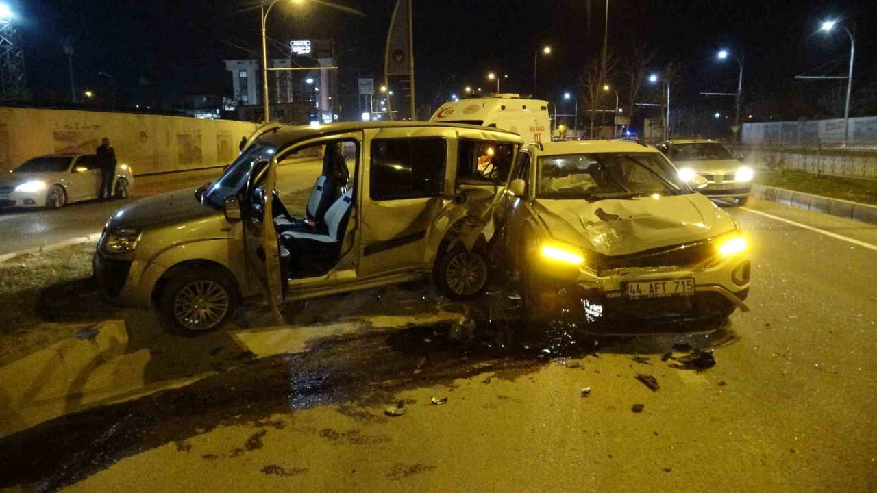 MALATYA'DA HAFİF TİCARİ ARAÇ İLE OTOMOBİLİN KARIŞTIĞI TRAFİK KAZASINDA ARAÇLARDA BÜYÜK ÇAPLI HASAR...