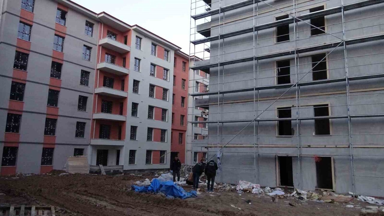 MALATYA'DA İNŞAAT HALİNDEKİ ALTI KATLI BİNANIN ÇATISINDA DÜŞEN İŞÇİ AĞIR YARALANDI.