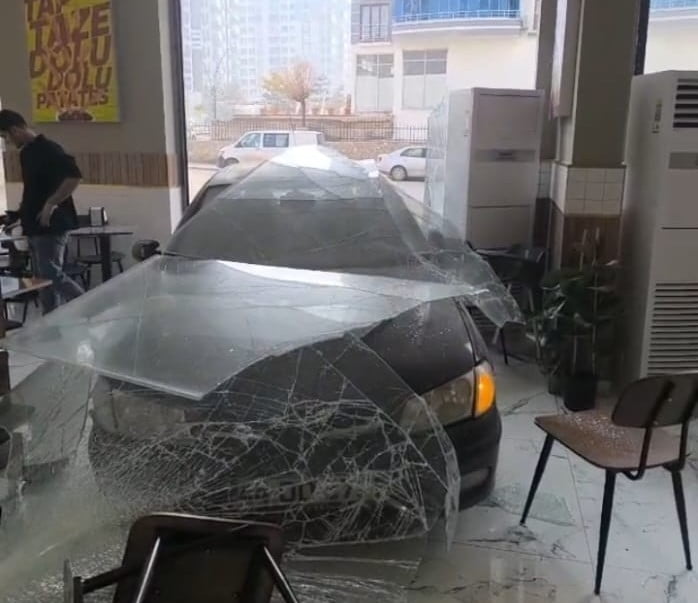 MALATYA'DA SÜRÜCÜSÜNÜN KONTROLÜNDEN ÇIKAN OTOMOBİL DÖNERCİ DÜKKANINA GİRDİ. YAŞANAN PANİK ANLARI...
