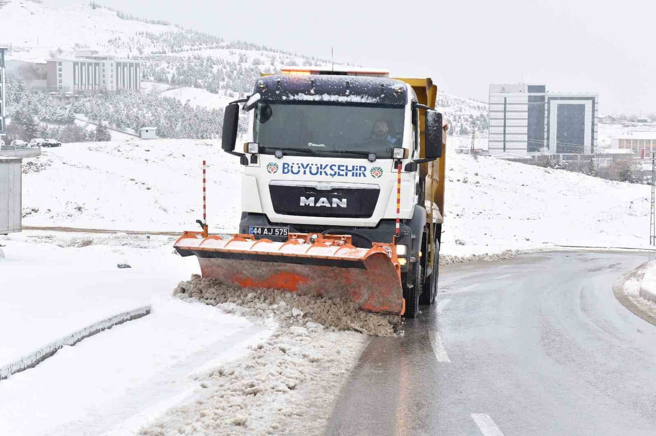 MALATYA'DA YOĞUN KAR YAĞIŞI VE TİPİ ULAŞIMI OLUMSUZ ETKİLİYOR. BAZI YOLLAR TRAFİĞE KAPATILIRKEN 2...