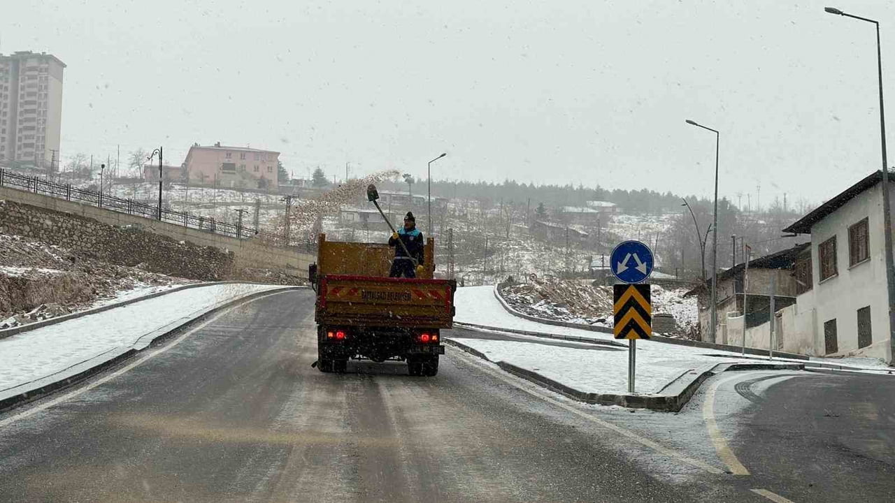 MALATYA'DA YOĞUN KAR YAĞIŞI VE TİPİ ULAŞIMI OLUMSUZ ETKİLİYOR. BAZI YOLLAR TRAFİĞE KAPATILIRKEN 2...