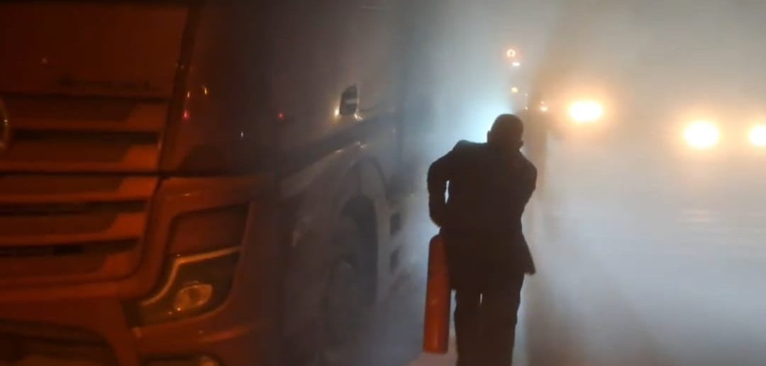 MALATYA'NIN KALE İLÇESİNDE SEYİR HALİNDEYKEN ALEV ALAN PANCAR YÜKLÜ TIRDA MADDİ HASAR MEYDANA...