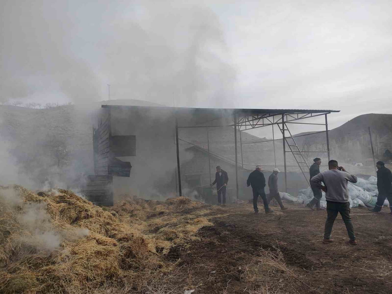 MALATYA'NIN KUNCAK İLÇESİNDE BİR BESİ ÇİFTLİĞİNDE YANGIN ÇIKTI. YARALANANIN OLMADIĞI YANGIN...