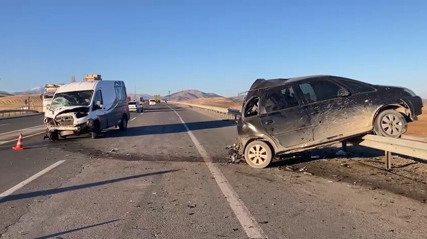 MALATYA’DA, MİNİBÜS İLE OTOMOBİLİN KARIŞTIĞI TRAFİK KAZASINDA 1’İ AĞIR 3 KİŞİ...