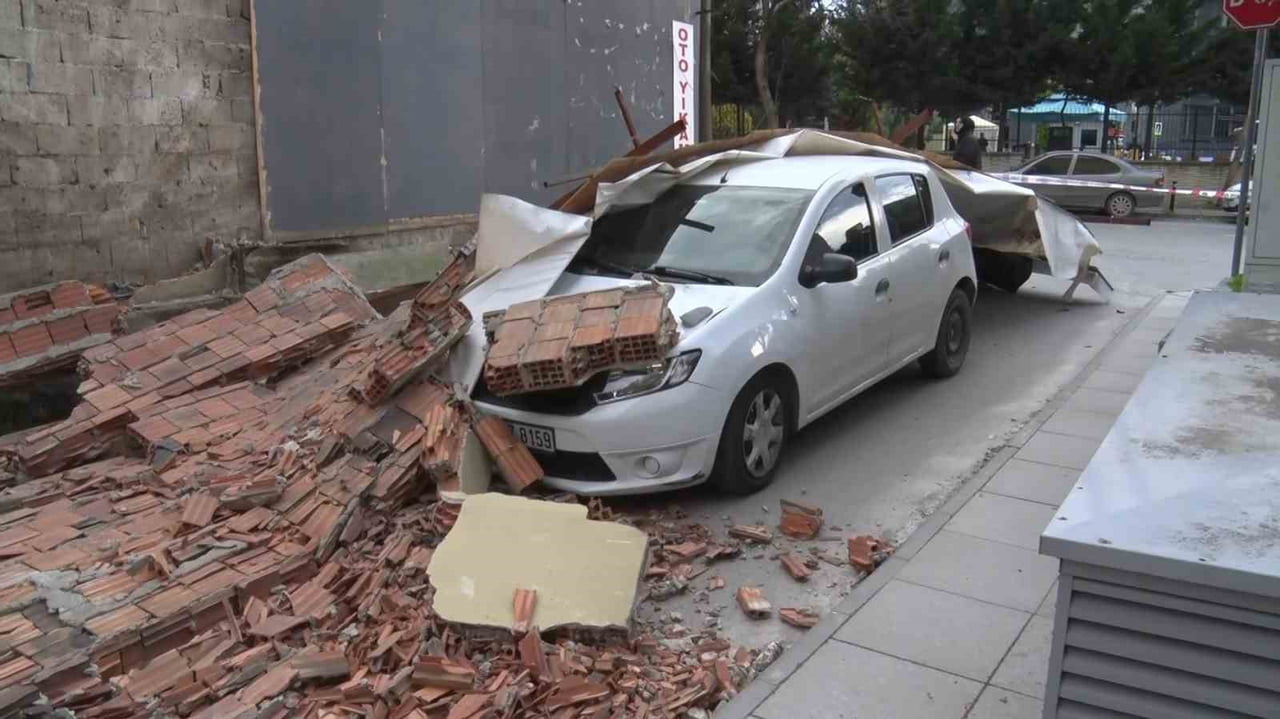 MALTEPE'DE BİR İNŞAAT ŞANTİYESİNİN DUVARI, KUVVETLİ FIRTINANIN ETKİSİYLE SEYİR HALİNDEKİ BİR...