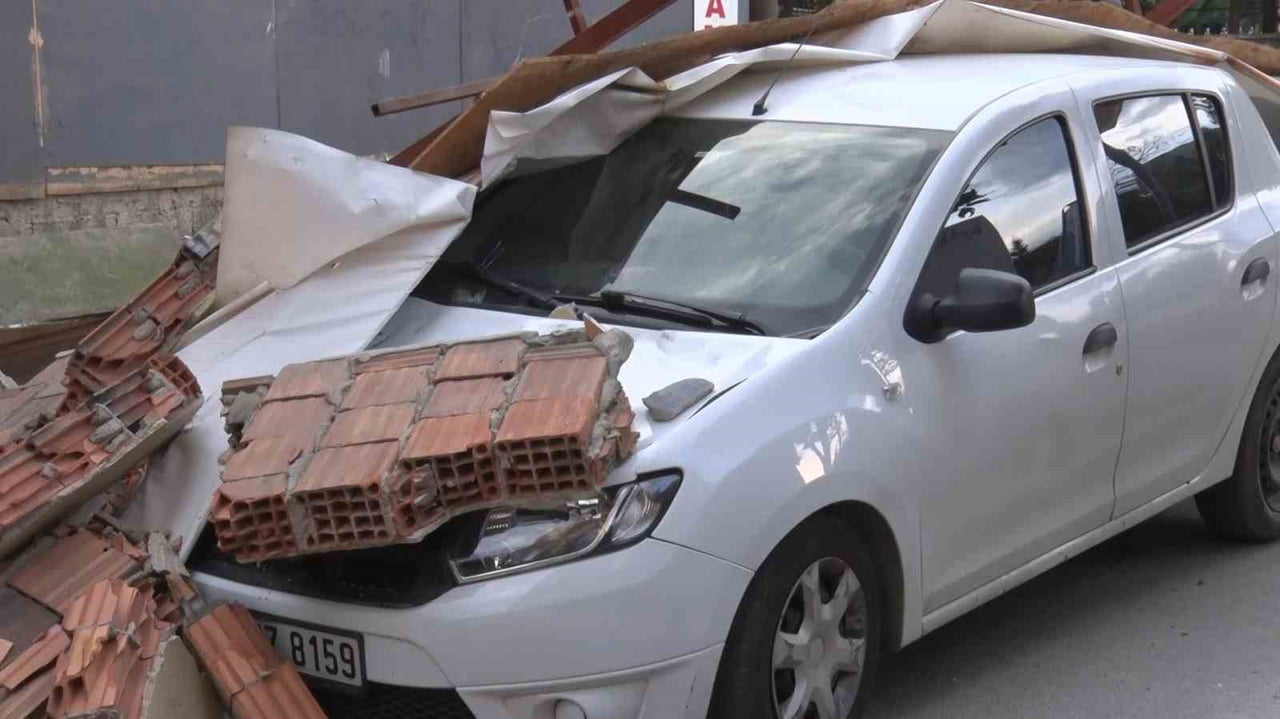 MALTEPE'DE BİR İNŞAAT ŞANTİYESİNİN DUVARI, KUVVETLİ FIRTINANIN ETKİSİYLE SEYİR HALİNDEKİ BİR...