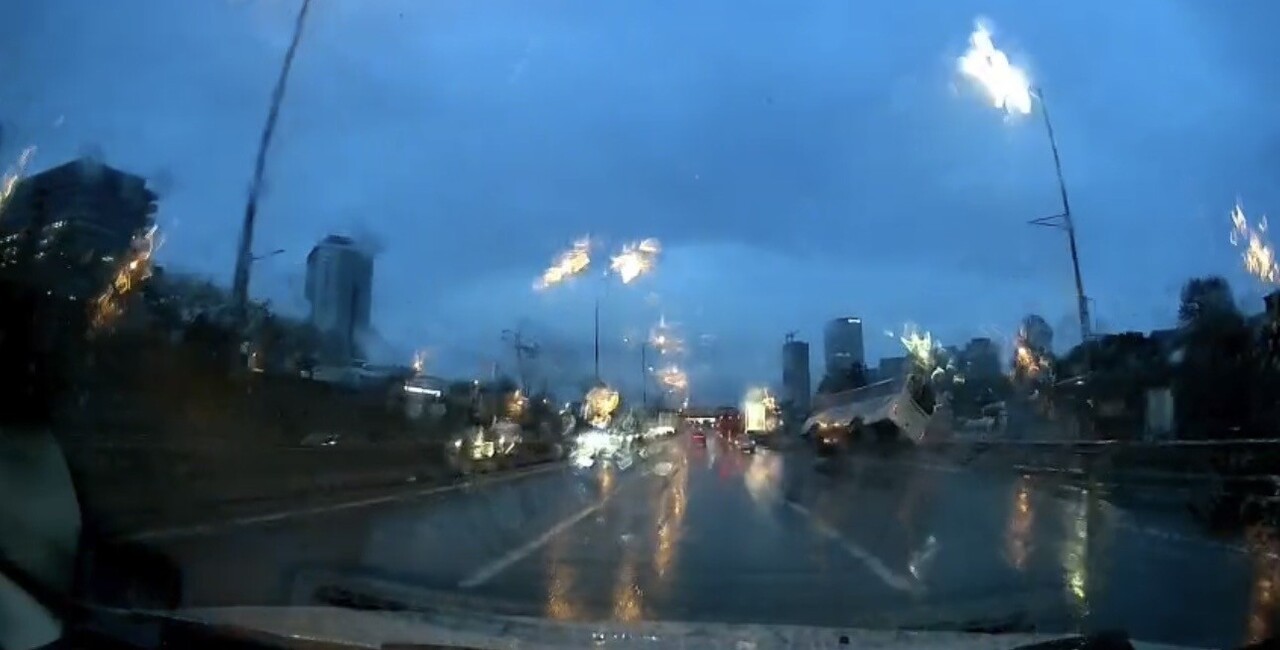 MALTEPE’DE HAVALİMANI ÇALIŞANLARINI TAŞIYAN SERVİS MİNİBÜSÜ YAĞIŞ NEDENİYLE KAYGANLAŞAN YOLDA...