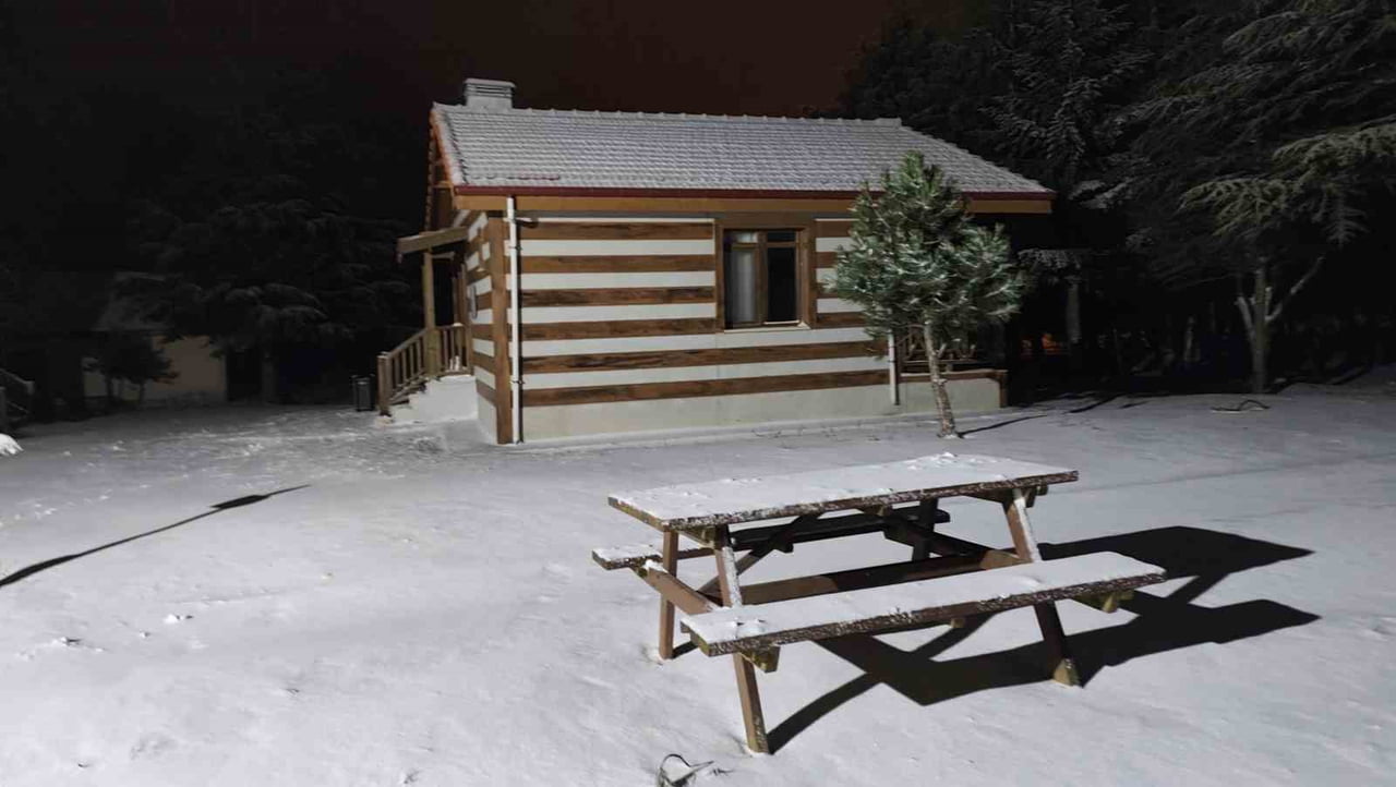 MANİSA'NIN 1517 METRE YÜKSEKLİĞİNDEKİ SPİL DAĞI MİLLİ PARKI'NDA MEVSİMİN İLK KARI YAĞDI. AKŞAM...