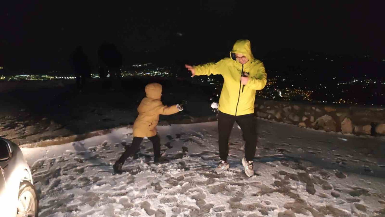 MANİSA'NIN 1517 METRE YÜKSEKLİĞİNDEKİ SPİL DAĞI MİLLİ PARKI'NDA MEVSİMİN İLK KARI YAĞDI. AKŞAM...