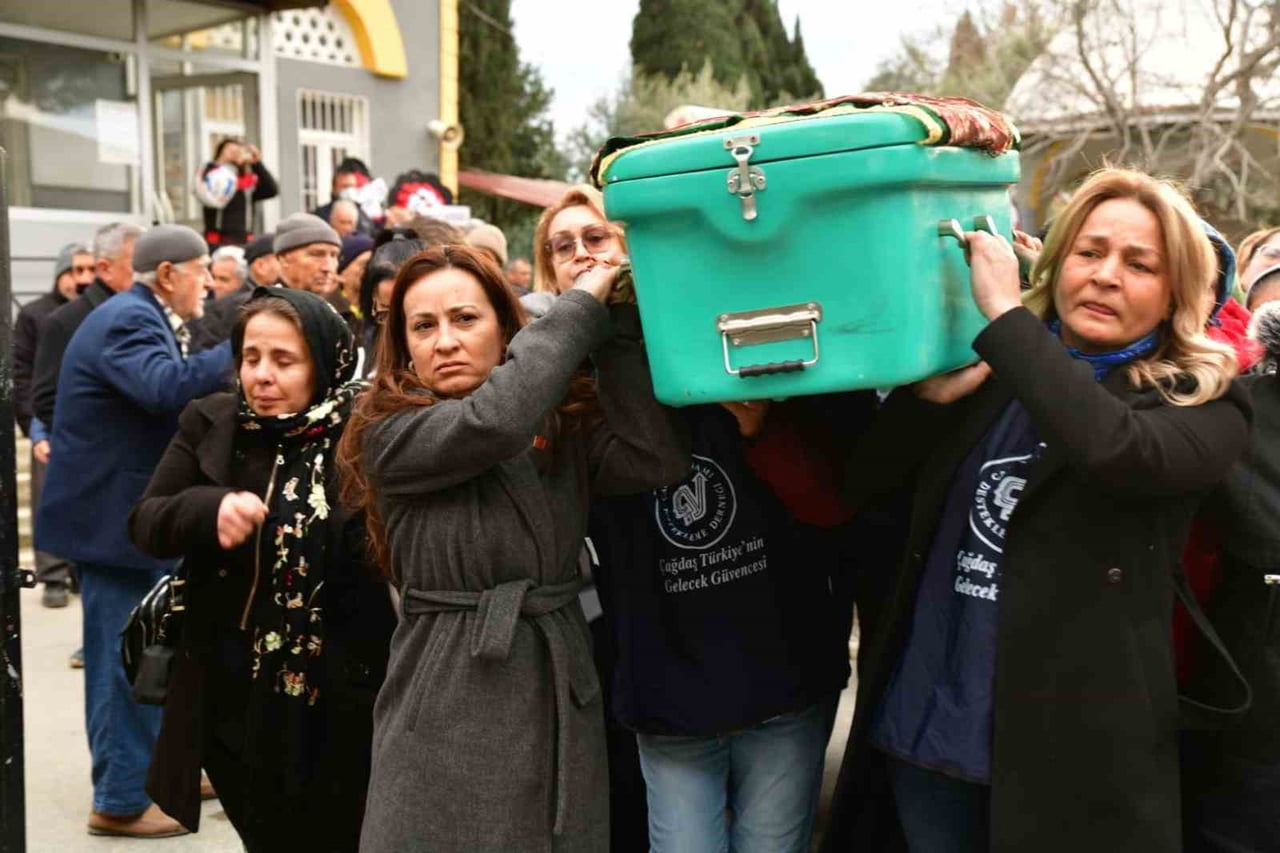 MANİSA'NIN ALAŞEHİR İLÇESİNDE, BOŞANMA AŞAMASINDAKİ EŞİ TARAFINDAN SOKAK ORTASINDA BAŞINDAN...