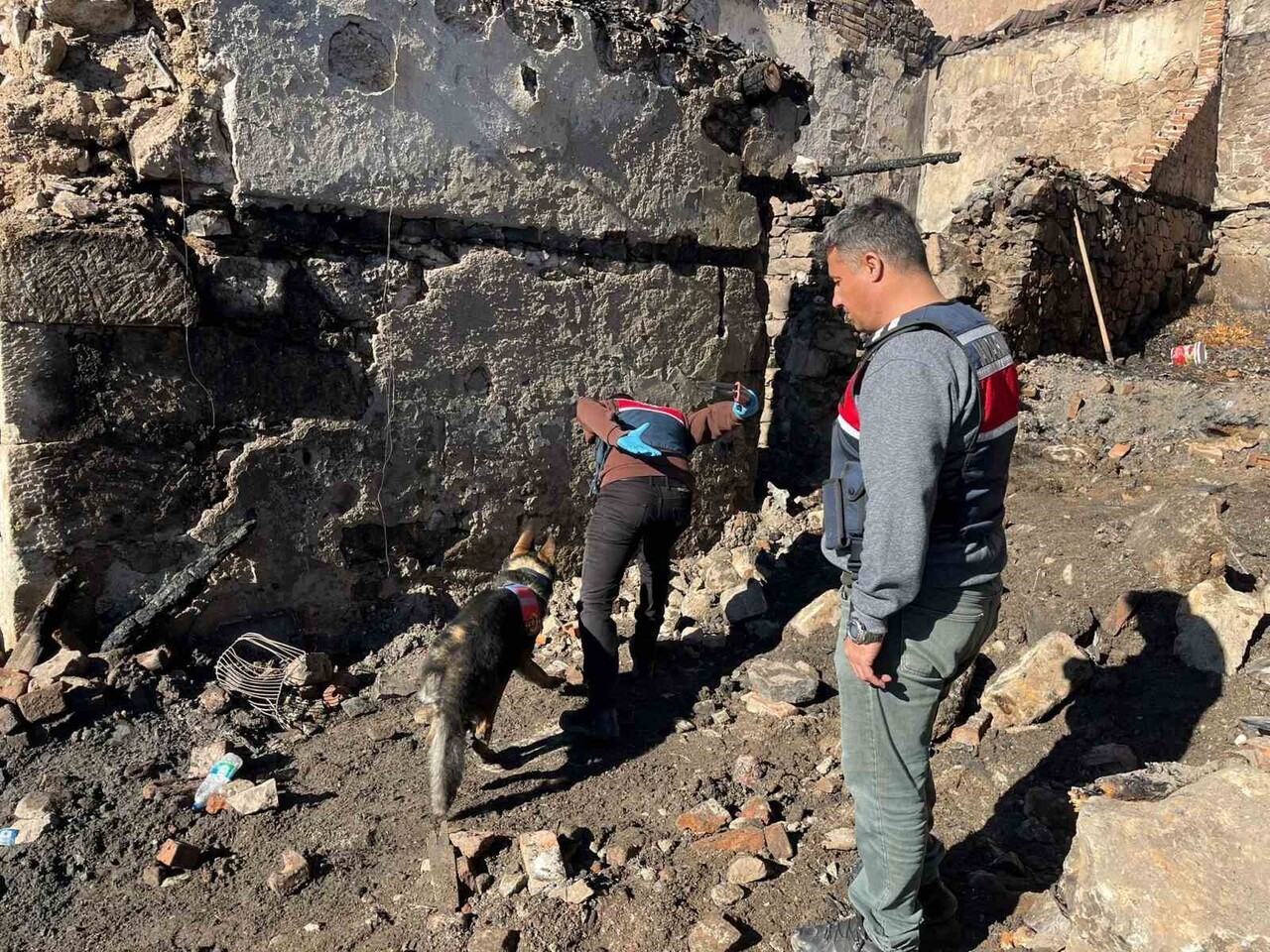 MANİSA'NIN GÖRDES İLÇESİNDE 5 EVİN KÜL OLDUĞU YANGIN NEDENİYLE HAYATINI KAYBEDEN KADININ CESEDİNE...