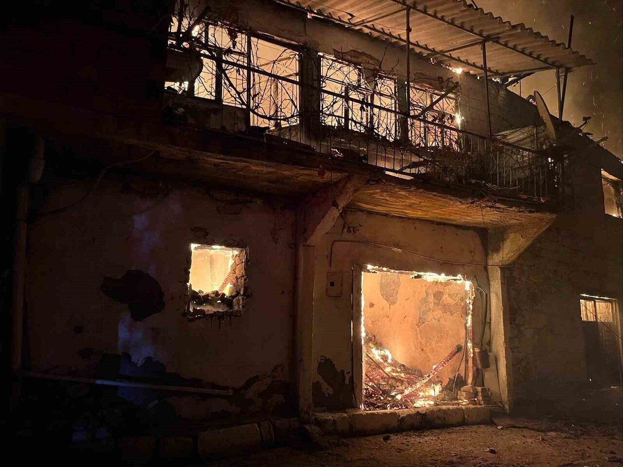 MANİSA'NIN GÖRDES İLÇESİNDE BİR EVDE BAŞLAYIP 5 EVE SIÇRAYAN YANGINDA 1 KİŞİ HAYATINI KAYBEDERKEN...