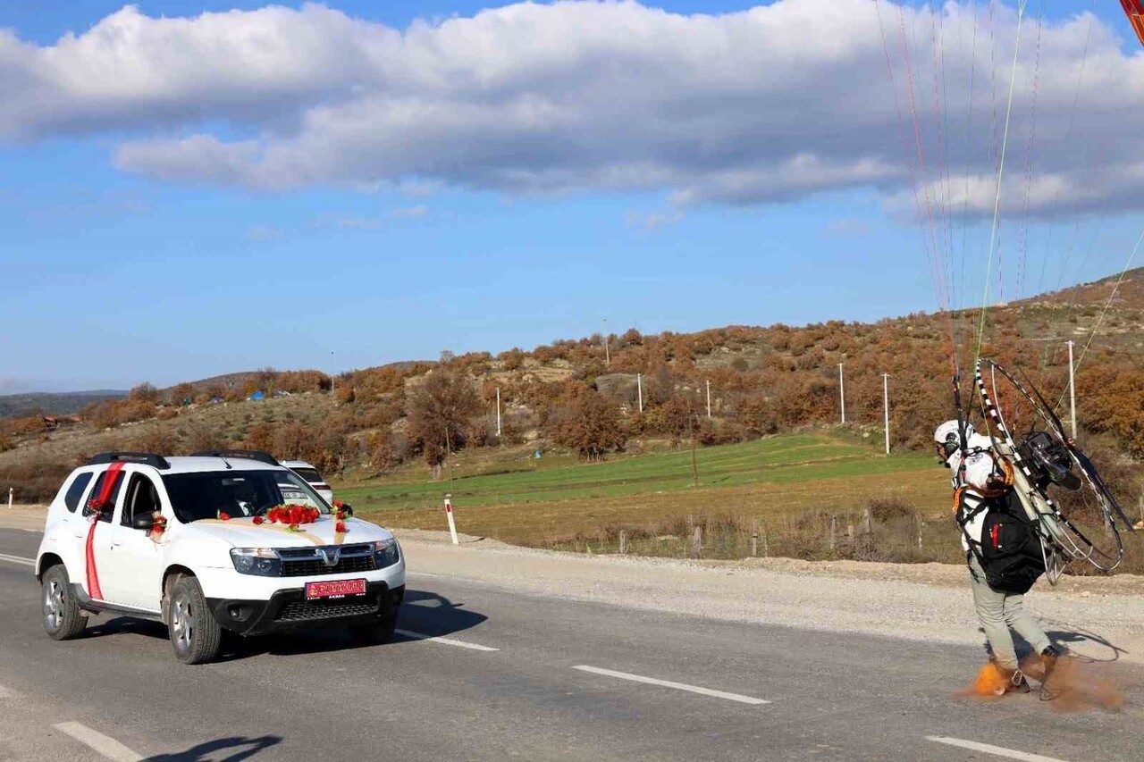 MANİSA'NIN GÖRDES İLÇESİNDE DAMADIN ARKADAŞLARI PARAMOTORLA İNİP GELİN ARABASININ ÖNÜNÜ...
