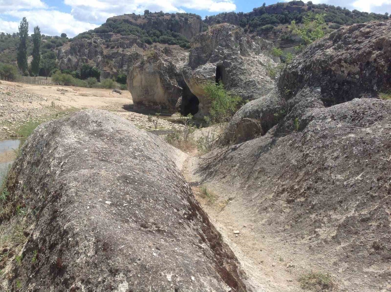 MANİSA'NIN SELENDİ İLÇESİNDE  ÇAYI ANTİK KAYA MEZARLARI GÜZERGÂHINDA YER ALAN DELİKLİ BENT’İN...