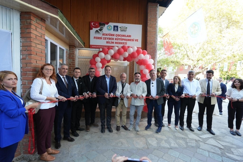 MANİSA BÜYÜKŞEHİR BELEDİYESİ İLE İZMİR KİTAP GÖNÜLLÜLERİ İŞ BİRLİĞİYLE HAYATA GEÇİRİLEN ATATÜRK...