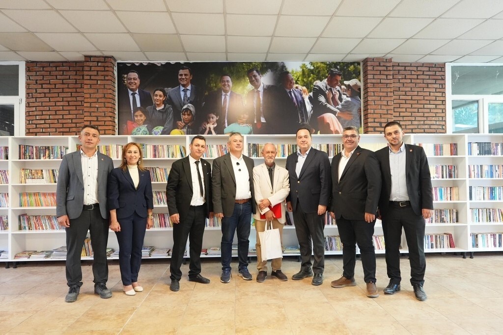 MANİSA BÜYÜKŞEHİR BELEDİYESİ İLE İZMİR KİTAP GÖNÜLLÜLERİ İŞ BİRLİĞİYLE HAYATA GEÇİRİLEN ATATÜRK...