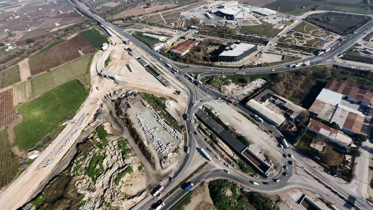 MANİSA’DA ULAŞIMI BÜYÜK ÖLÇÜDE RAHATLATACAK OLAN GEDİZ KAVŞAĞI PROJESİNDE ÇALIŞMALAR TÜM HIZIYLA...