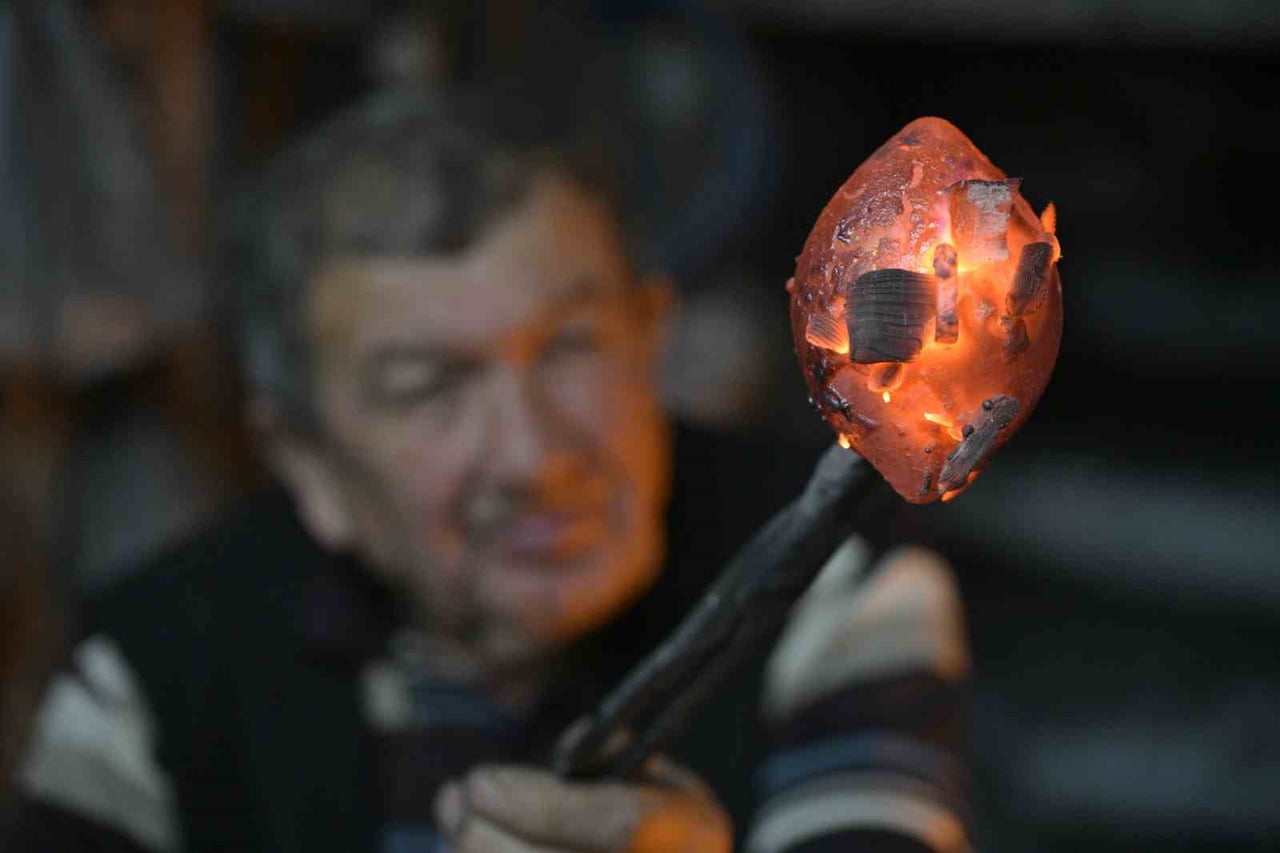 MANİSA’NIN DEMİRCİ İLÇESİNDE 76 YAŞINDAKİ ÇAN USTASI MUSTAFA SABANCI, BABASINDAN DEVRALDIĞI...