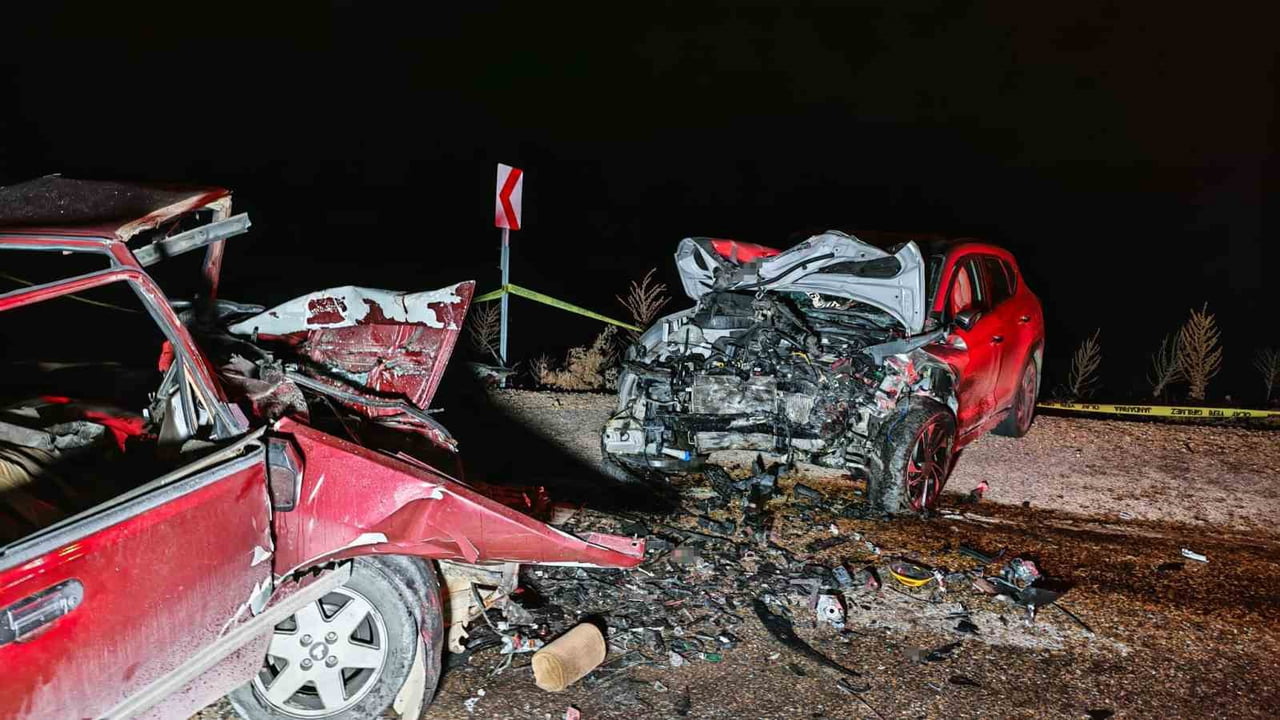 MANİSA’NIN DEMİRCİ İLÇESİNDE İKİ OTOMOBİLİN ÇARPIŞMASI SONUCU MEYDANA GELEN TRAFİK KAZASINDA AYNI...