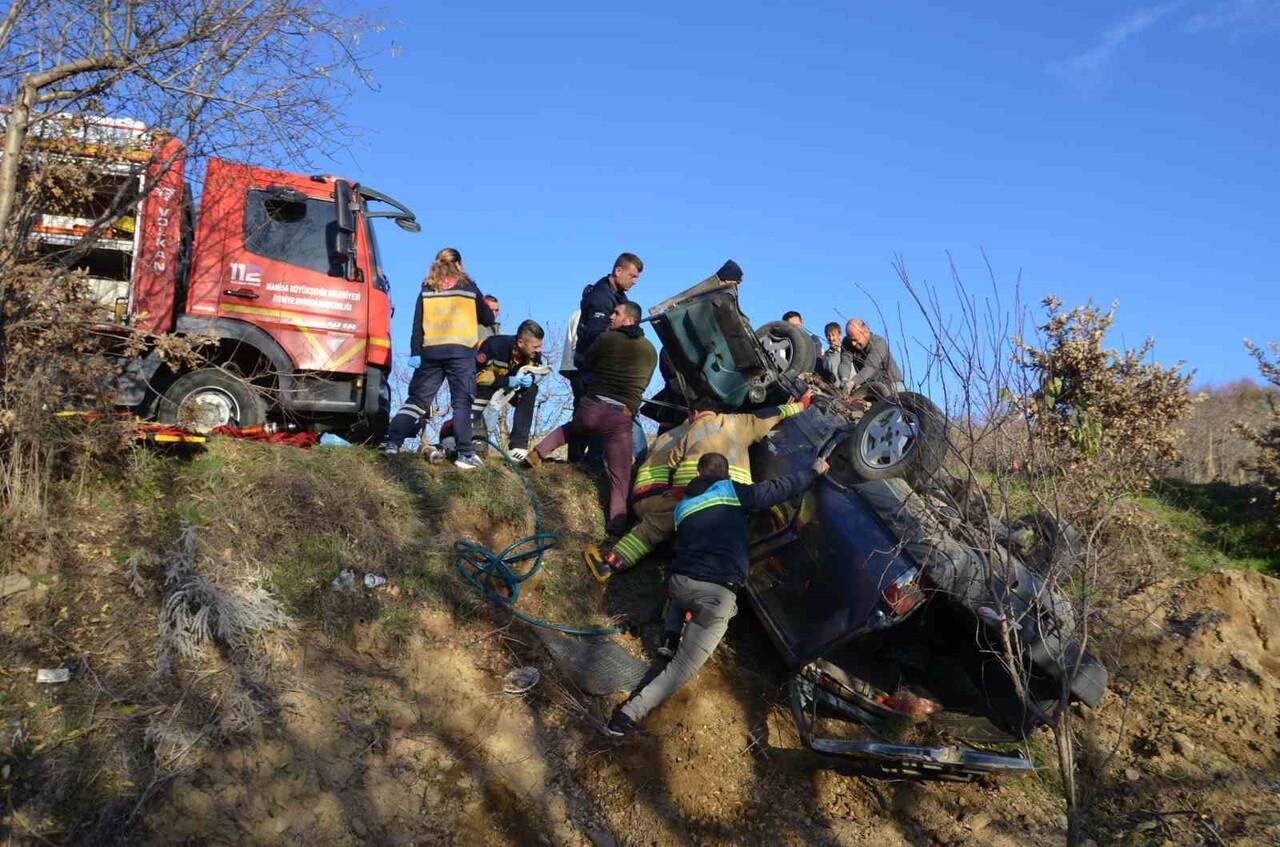 MANİSA’NIN DEMİRCİ İLÇESİNDE OTOMOBİLİN ELEKTRİK DİREĞİNE ÇARPARAK ŞARAMPOLE DEVRİLMESİ SONUCU 1...