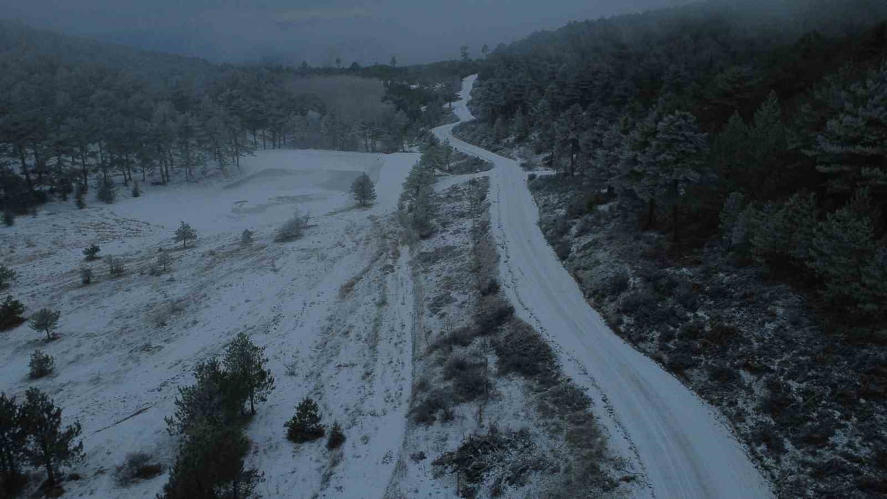 MANİSA’NIN DEMİRCİ İLÇESİNİN YÜKSEK KESİMLERİNDE ETKİLİ OLAN KAR YAĞIŞI, DOĞAYI BEYAZ ÖRTÜYLE...