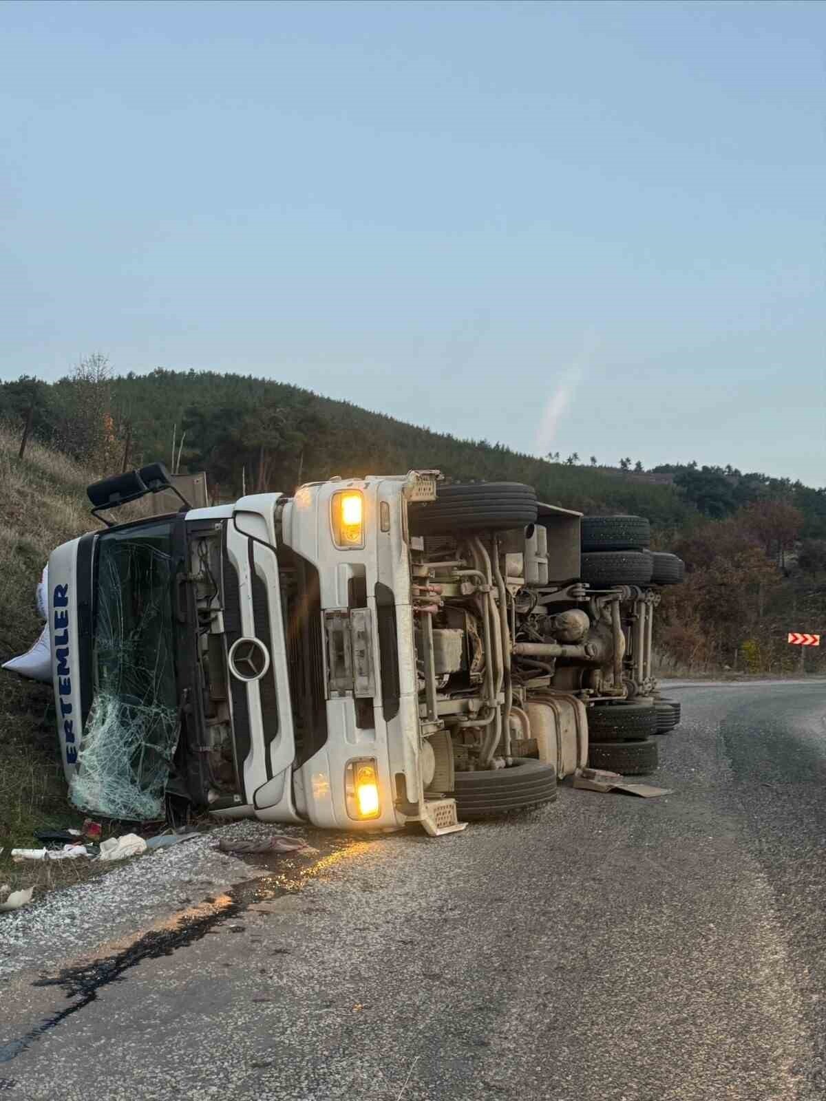 MANİSA’NIN GÖRDES İLÇESİNDE YEM YÜKLÜ BİR TIR, SÜRÜCÜSÜNÜN VİRAJI ALAMAMASI SONUCU DEVRİLDİ....