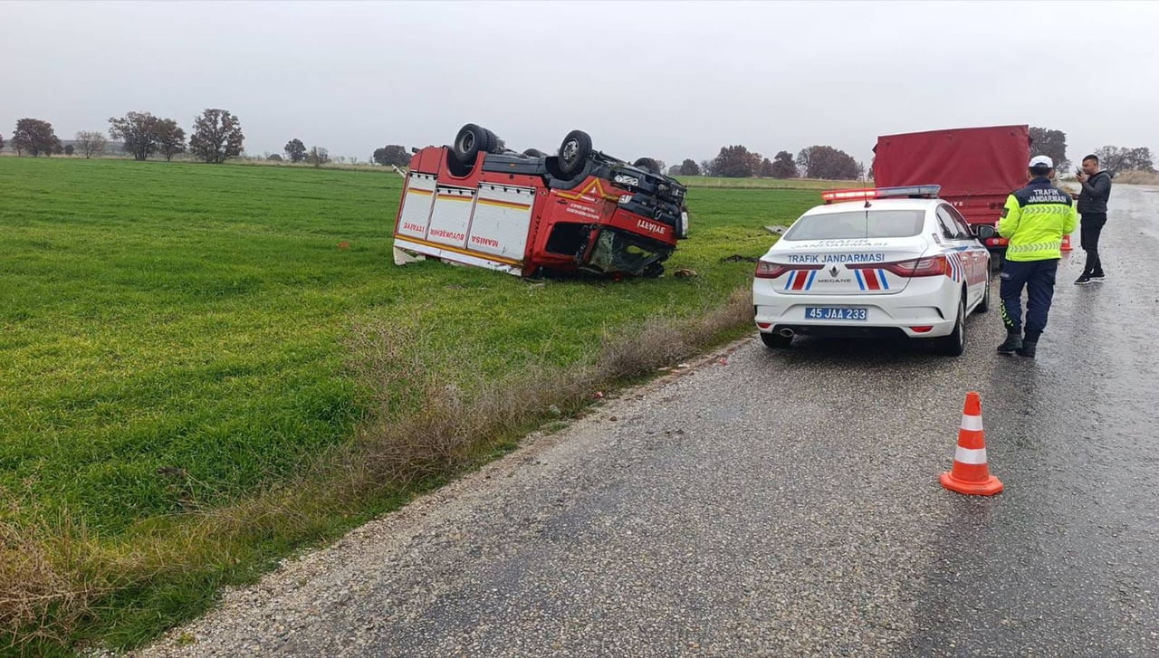 MANİSA’NIN KULA İLÇESİNDE, YANGINA DESTEK AMACIYLA YOLA ÇIKAN İTFAİYE ARACI SÜRÜCÜSÜNÜN DİREKSİYON...
