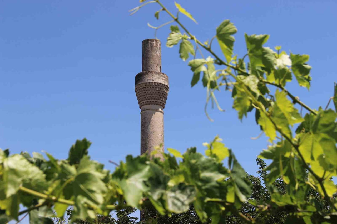 MANİSA’NIN SARIGÖL İLÇESİNDE, HALK ARASINDA "KIRIK MİNARE" OLARAK BİLİNEN VE YAKLAŞIK İKİ ASIRDIR...