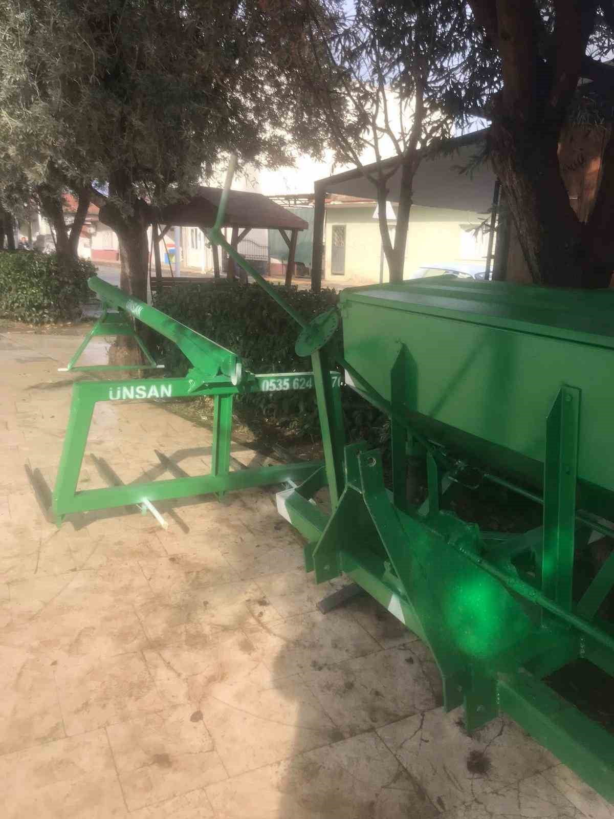 MANİSA’NIN SARIGÖL İLÇESİNDE ZİRAAT ODASI TARAFINDAN EKİPMANLARI EKSİK OLAN ÇİFTÇİLERE DESTEK...