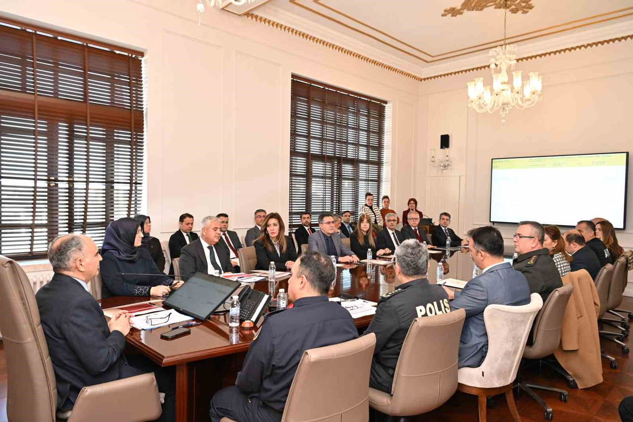 MANİSA VALİSİ VAHDETTİN ÖZKAN BAŞKANLIĞINDA GERÇEKLEŞTİRİLEN AİLENİN KORUNMASI VE GÜÇLENDİRİLMESİ...