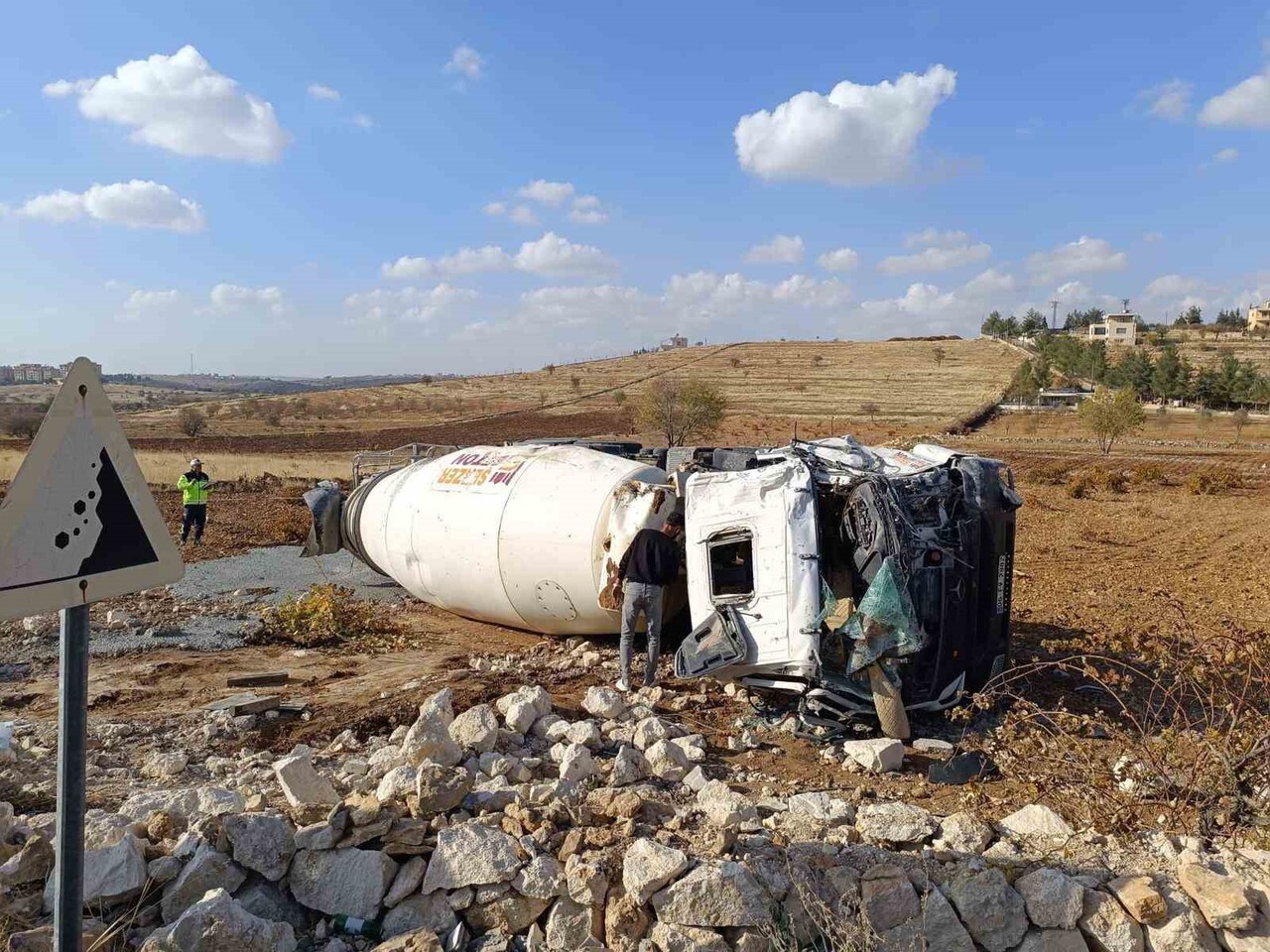 MARDİN'DE KONTROLDEN ÇIKARAK DEVRİLEN BETON MİKSERİNİN SÜRÜCÜSÜ YARALANDI.