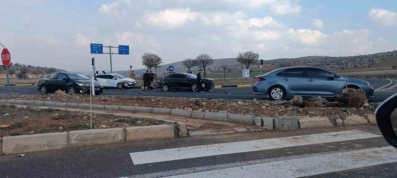 MARDİN-DİYARBAKIR KARAYOLU ÜZERİNDE BULUNAN MAZIDAĞI ÜÇYOLU MEVKİİNDE MEYDANA GELEN ZİNCİRLEME...