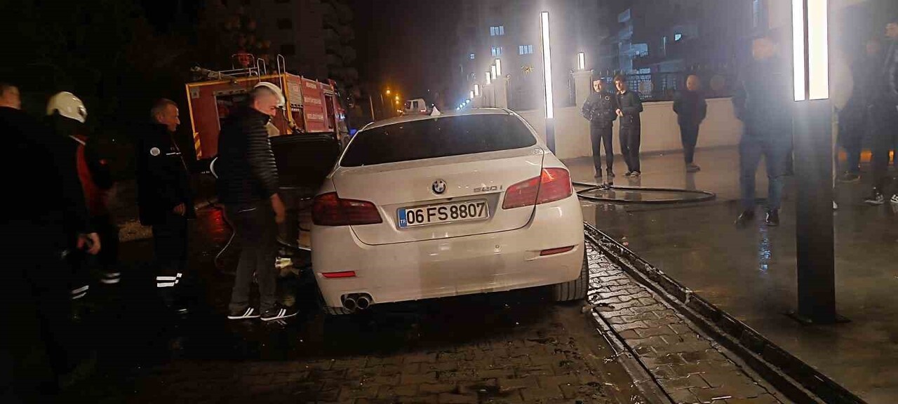 MARDİN’İN NUSAYBİN İLÇESİNDE PARK HALİNDEKİ LÜKS OTOMOBİL CAYIR CAYIR YANDI.