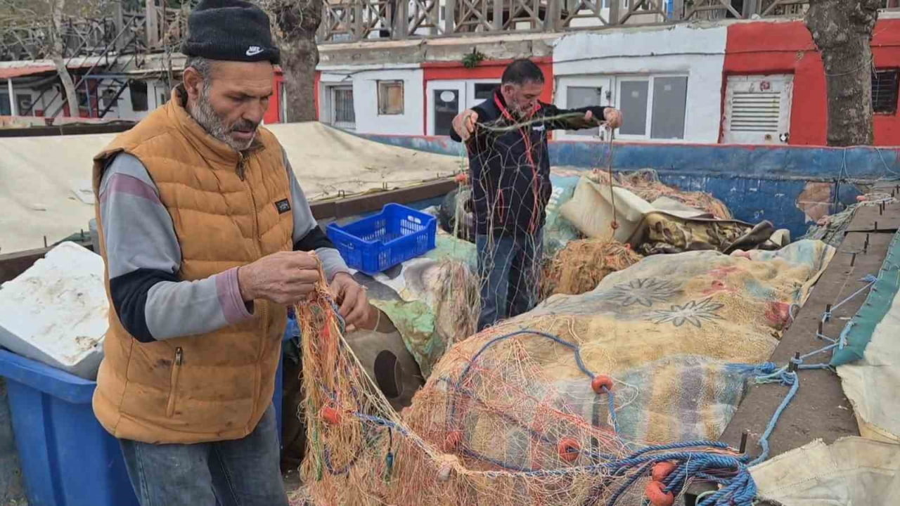 MARMARA DENİZİ'NDE SON GÜNLERDE ETKİSİNİ ARTIRAN POYRAZ, SÜLEYMANPAŞA BALIKÇI BARINAĞI'NDAKİ...