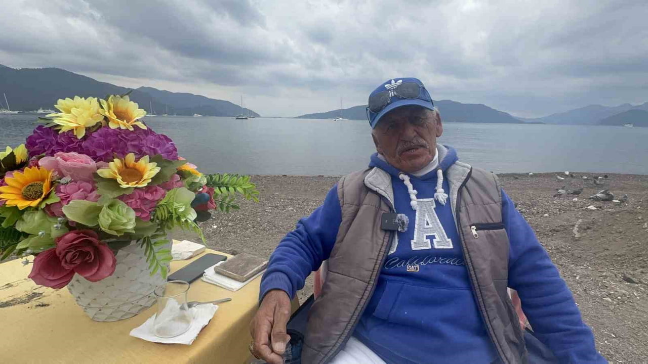 MARMARİS HALK PLAJININ SİMGESİ HALİNE GELEN ÇİÇEKLİ MASA