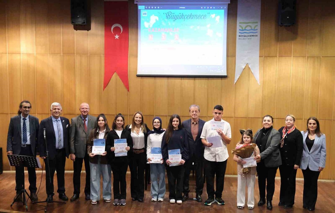 MAVİNİN VE YEŞİLİN BULUŞTUĞU BÜYÜKÇEKMECE, GENÇ ŞAİRLERİN ŞEHRİN RUHUNU DİZELERİNE TAŞIDIĞI VE...