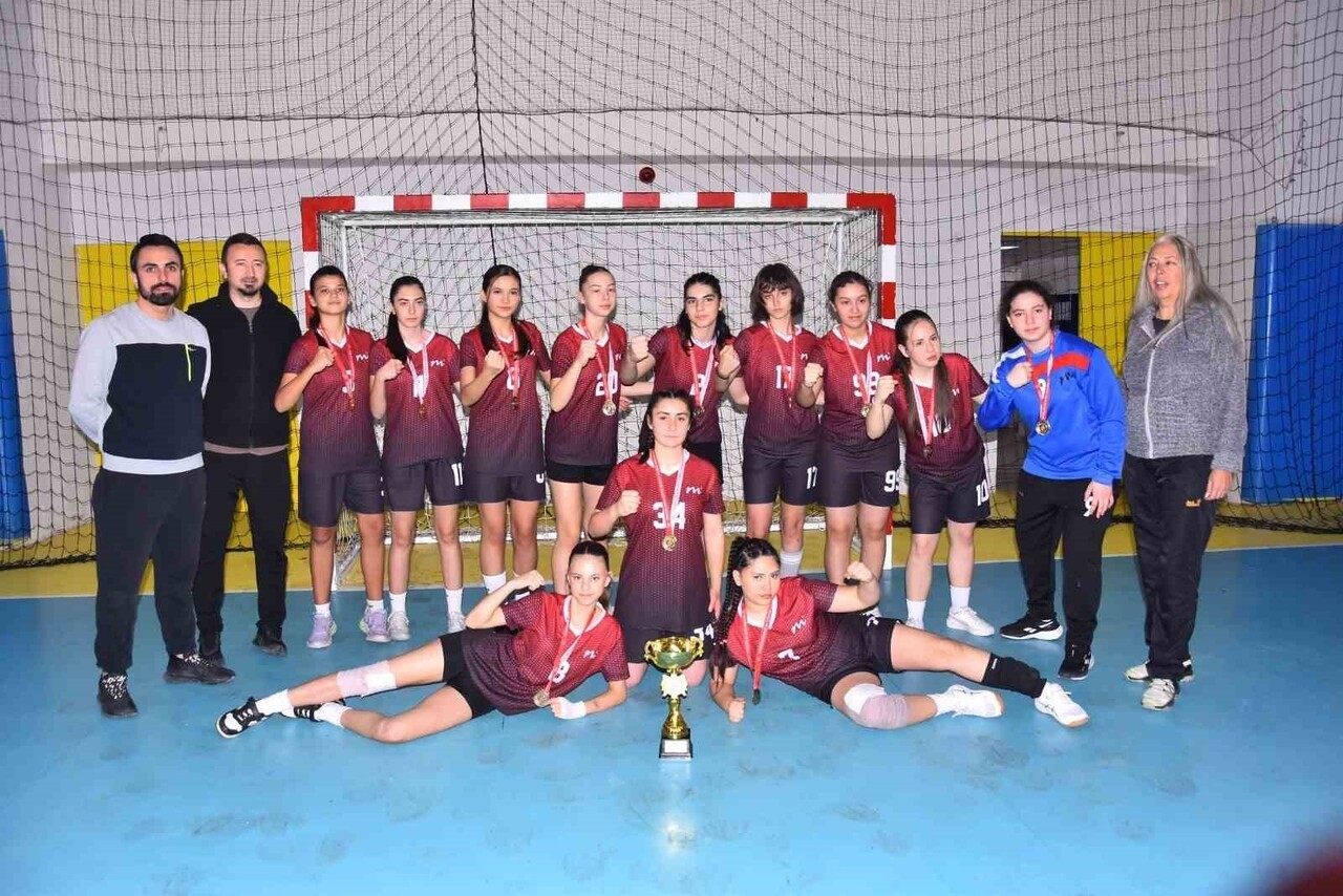 MELAHAT ÜNÜGÜR ORTAOKULU ÖĞRETMEN VE ÖĞRENCİLERİ.