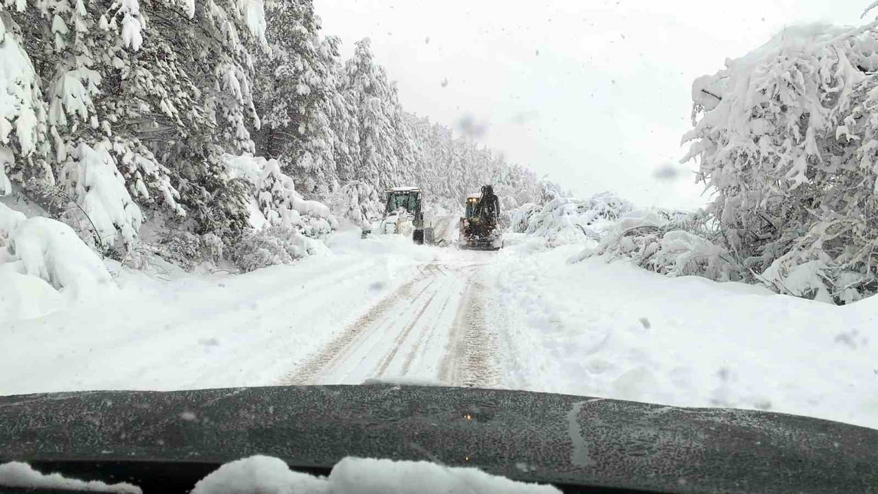 MENGEN İLÇESİNDE KARDAN KAPANAN 18 KÖY YOLUNUN AÇILMASI İÇİN İL ÖZEL İDARESİ EKİPLERİ SEFERBER...