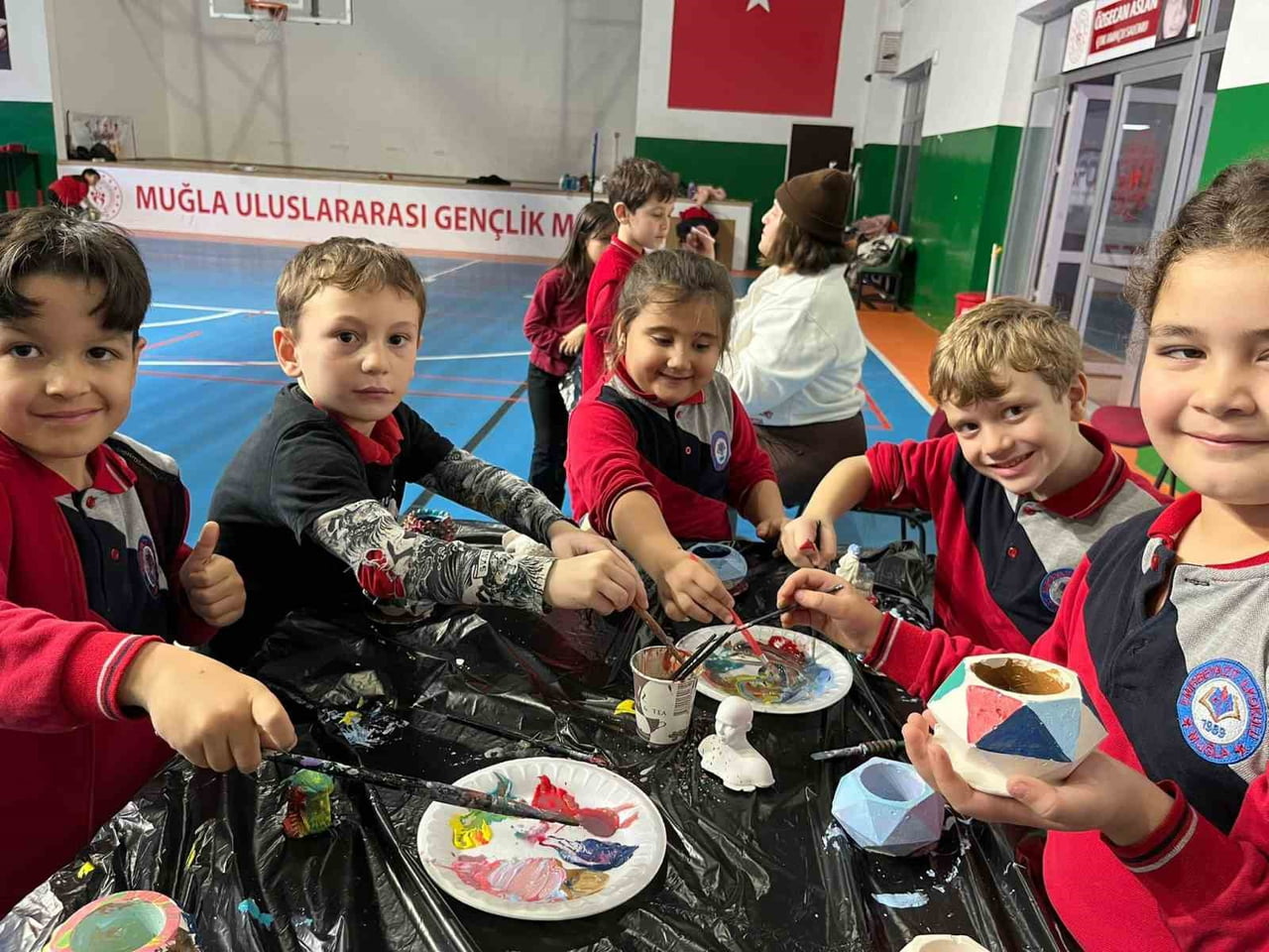 MENTEŞE’DE ÇOCUKLAR GELENEKSEL OYUNLARLA GELECEĞE HAZIRLANIYOR