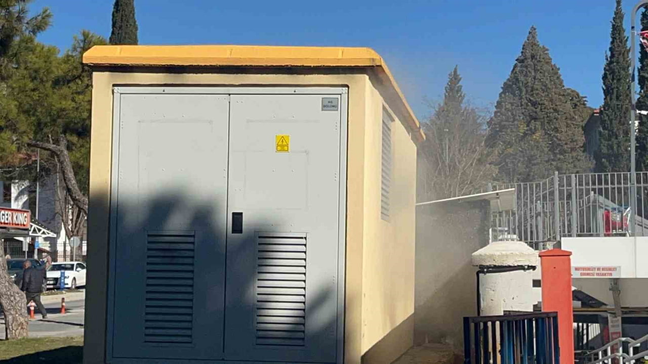 MENTEŞE KENT MEYDANI'NDA BULUNAN ELEKTRİK TRAFOSUNDAN YÜKSELEN DUMANLAR PANİĞE NEDEN OLDU. İHBAR...