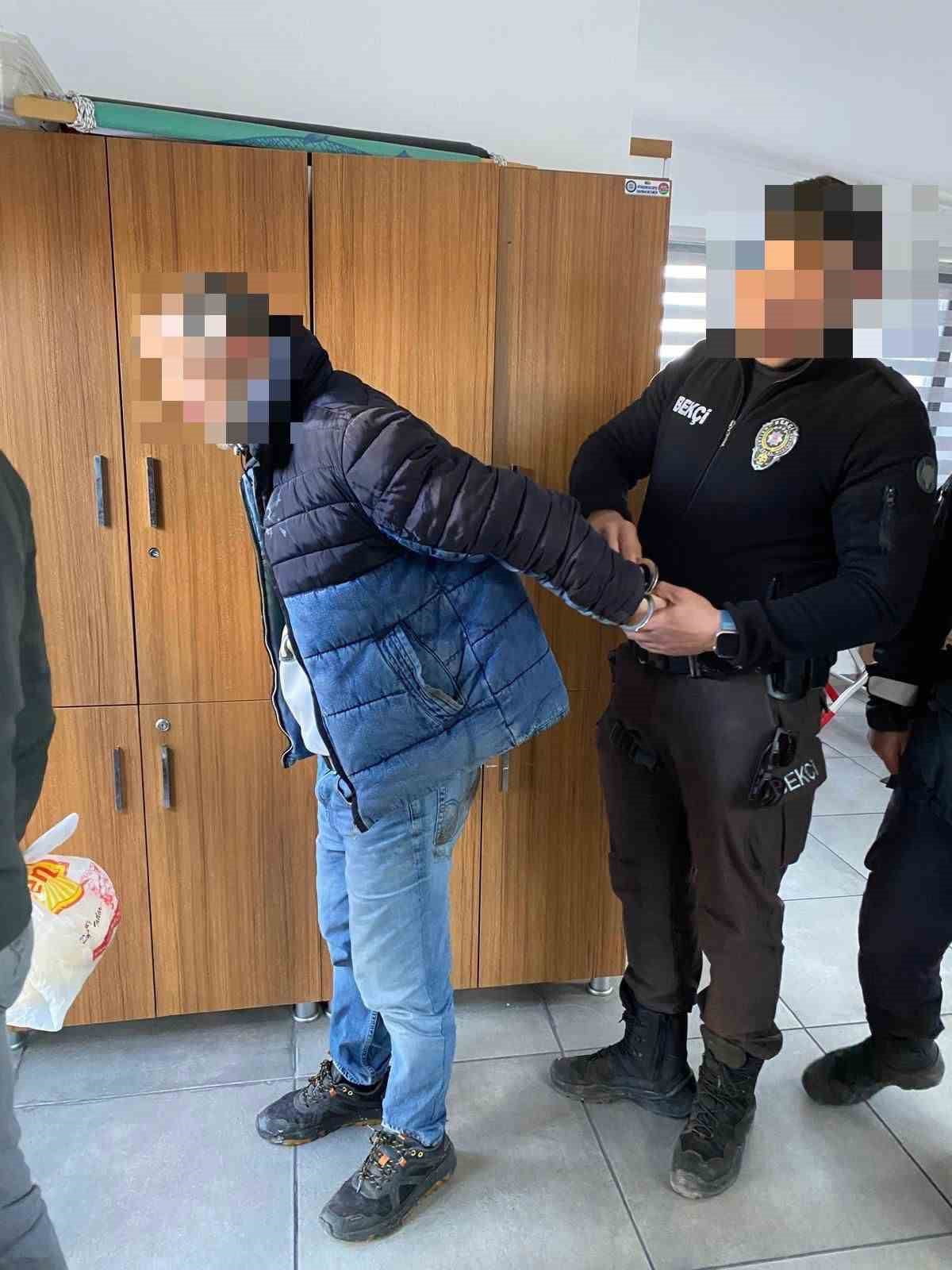 MENTEŞE OTOGARI’NDA ZABITA VE ÖZEL GÜVENLİKTEN KAÇAMADI UYUŞTURUCU TACİRİ YAKALANDI