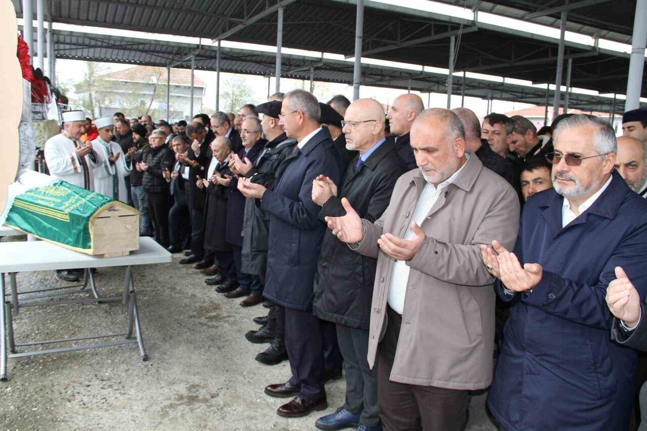 MERHUME TUĞBA ŞENCAN İÇİN ÇARŞAMBA İLÇESİ ALİ FUAT BAŞGİL MAHALLESİ CAMİİ'NDE ÖĞLE NAMAZINI...