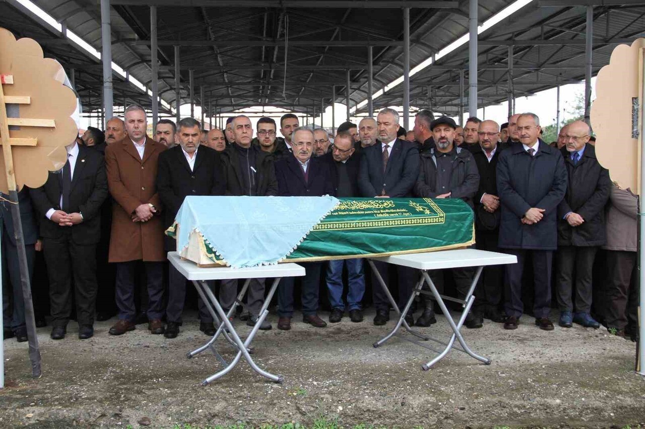 MERHUME TUĞBA ŞENCAN İÇİN ÇARŞAMBA İLÇESİ ALİ FUAT BAŞGİL MAHALLESİ CAMİİ'NDE ÖĞLE NAMAZINI...